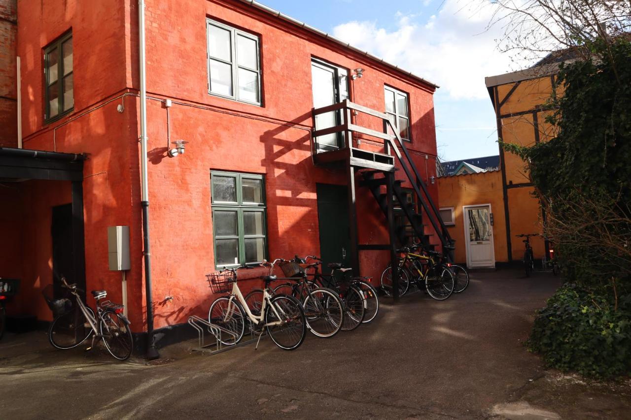 Charming Red Courtyard Apartment Copenhagen Exterior photo
